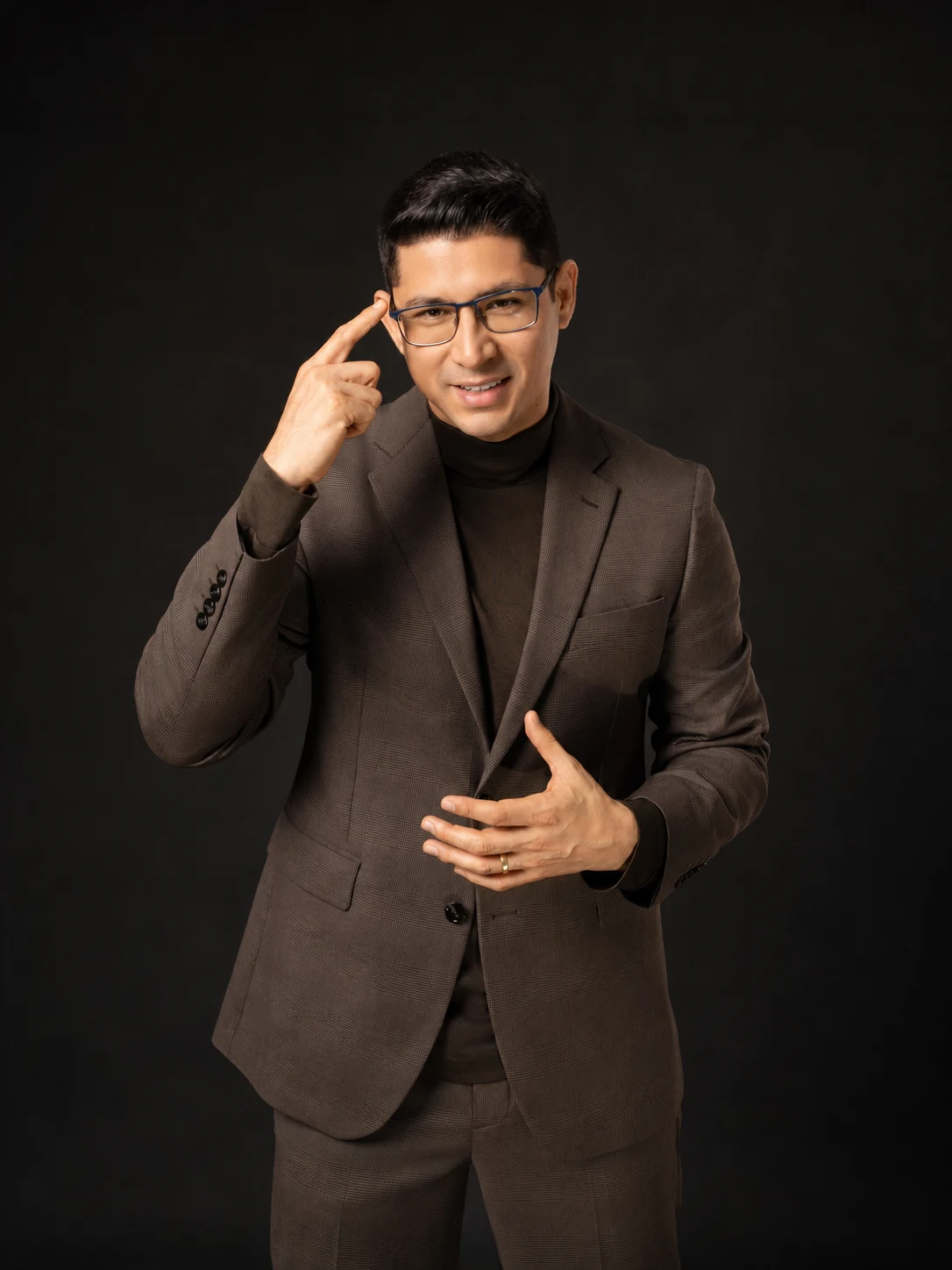 Giuseppe Bresani con traje oscuro en un retrato de estudio